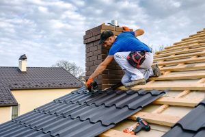Lire la suite à propos de l’article Rénovation de toiture de maison : quelles sont les aides et comment faire
