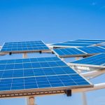 Peut-on mettre des panneaux solaires sur un toit plat ?