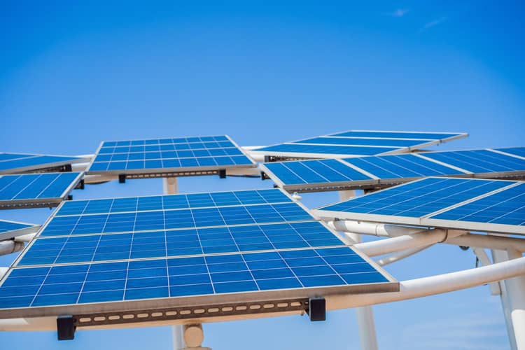 Lire la suite à propos de l’article Peut-on mettre des panneaux solaires sur un toit plat ?