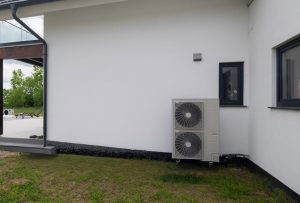 Lire la suite à propos de l’article Cache-clim extérieur : comment masquer une unité de climatisation sans nuire à son rendement