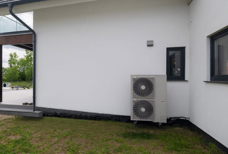 Un bloc de clim contre un mur
