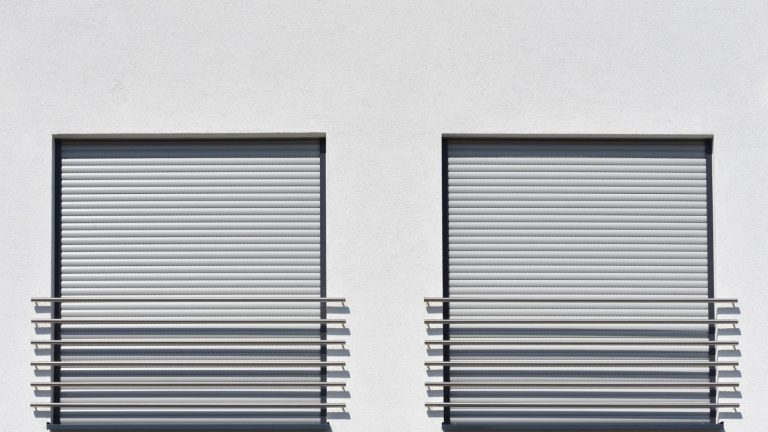 Volet roulant qui ne remonte plus : quelles solutions efficaces envisager ?