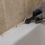 Comment enlever du silicone sur carrelage sans rayer l&rsquo;émail