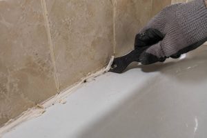 Lire la suite à propos de l’article Comment enlever du silicone sur carrelage sans rayer l&rsquo;émail