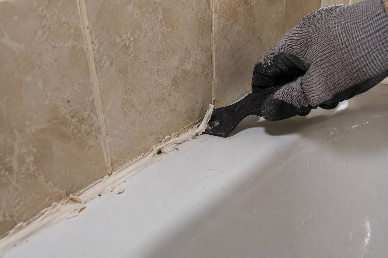 Vous consultez actuellement Comment enlever du silicone sur carrelage sans rayer l&rsquo;émail